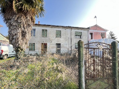 Foto Rustico in Viale Porta Po, Rovigo di 282 m² con 7 locali in vendita