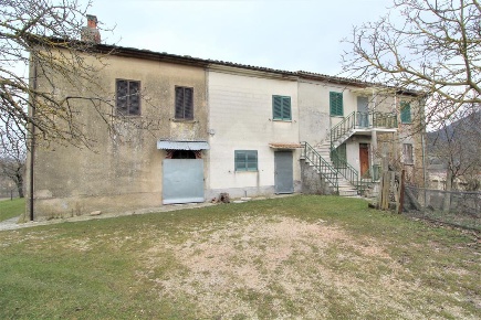 Foto Rustico in Camagioretto, Scheggia e Pascelupo di 250 m² con 6 locali