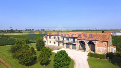Foto Rustico in Sp1, Boara Pisani di 452 m² con 11 locali in vendita
