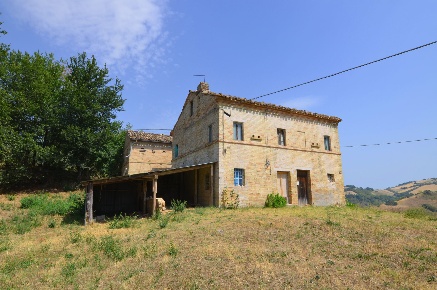 Foto Rustico a Monterubbiano Centro di 400 m² con 9 locali in vendita