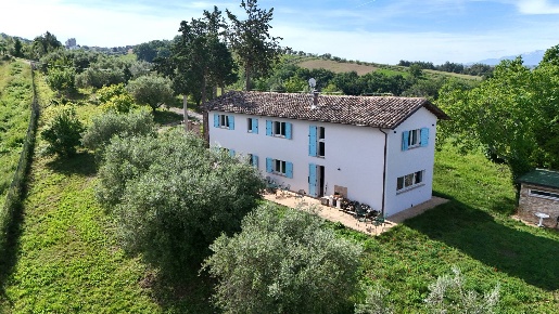 Foto Rustico in Via Belsito, Castorano di 220 m² con 6 locali in vendita