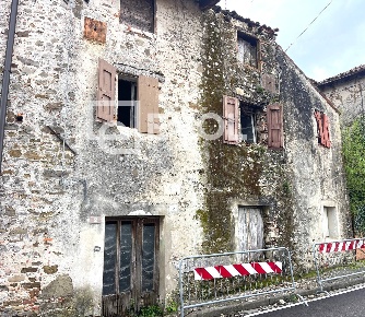 Foto Rustico in via Poggiobello, Manzano Oleis di 211 m² con 8 locali