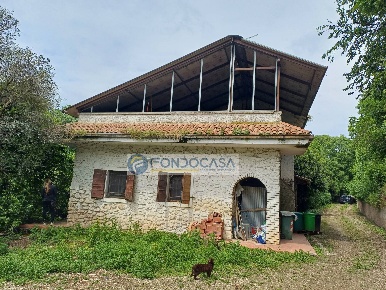 Foto Rustico a Ponti sul Mincio di 450 m² con 3 locali in vendita