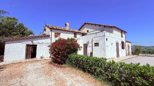 Foto Rustico in Contrada Tronto, Ancarano di 419 m² con 13 locali