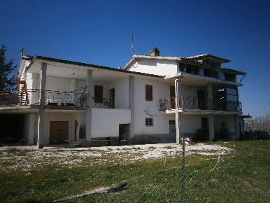 Foto Rustico a Civitella del Tronto di 490 m² con 5 locali in vendita