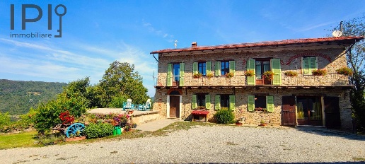 Foto Rustico in Via Castino, Bosia di 700 m² con 8 locali in vendita