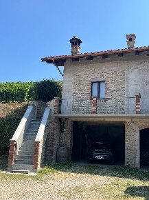 Foto Rustico in via Castellero, Neviglie di 250 m² con 8 locali in vendita