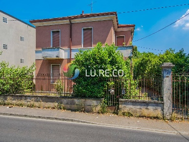 Foto Rustico in xxv aprile, Muggiò Centro di 622 m² con 10 locali
