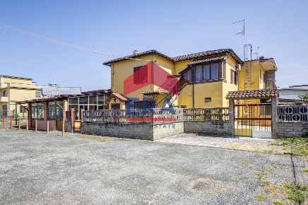 Foto Rustico in Via dei Castelli Romani, Pomezia Santa Palomba di 490 m²