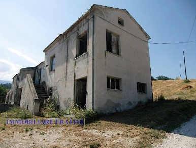 Foto Rustico in Ponsano, Civitella del Tronto di 190 m² con 8 locali