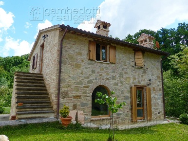Foto Rustico a Urbino di 600 m² con 16 locali in vendita