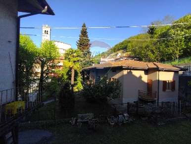 Foto Rustico a Palazzago Centro di 200 m² con 5 locali in vendita