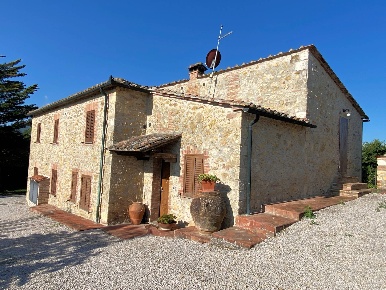 Foto Rustico a Castelnuovo di Val di Cecina di 380 m² con 11 locali