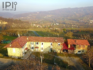Foto Rustico in via piani, Denice di 400 m² con 15 locali in vendita