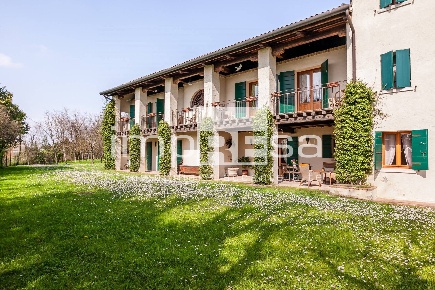 Foto Rustico in Visnadello di Spresiano, Spresiano Centro di 310 m²