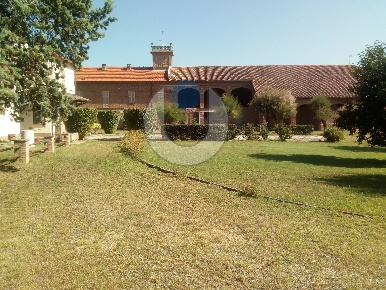 Foto Rustico in Via Garibaldi, Bruno di 650 m² con 24 locali in vendita