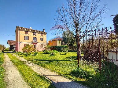 Foto Rustico in via Ponti, San Zenone al Po Centro di 502 m² con 11 locali
