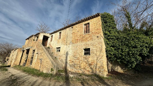 Foto Rustico in Contrada Tesino, Offida di 195 m² con 6 locali in vendita
