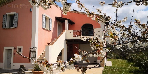 Foto Rustico in Località Villa Pagani, Ascoli Piceno di 230 m² con 8 locali