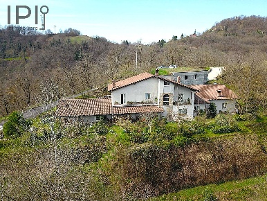 Foto Rustico in Frazione, Ceva di 300 m² con 10 locali in vendita
