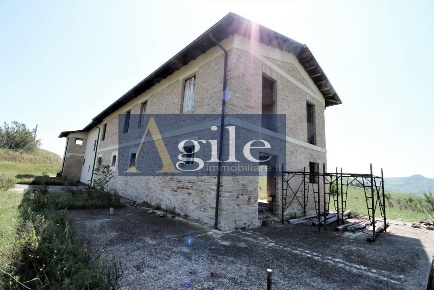 Foto Rustico in Contrada Fosso Riccione, Ascoli Piceno di 400 m² in vendita