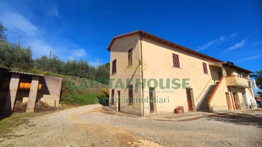 Foto Rustico a San Gimignano di 504 m² con 6 locali in vendita