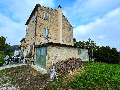 Foto Rustico a Montottone di 221 m² con 10 locali in vendita