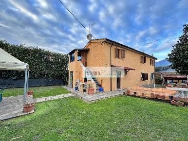 Foto Rustico in Via del Castagno, Pietrasanta di 170 m² con 7 locali