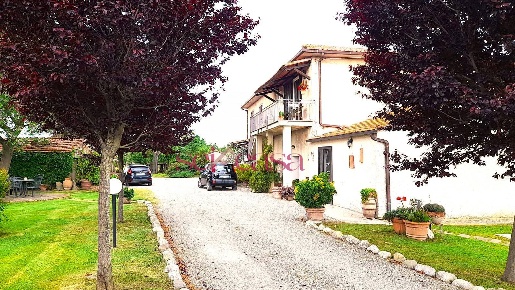Foto Rustico a Campagnatico Arcille di 400 m² con 14 locali in vendita