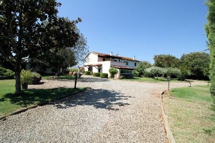 Foto Rustico a Grosseto Braccagni di 830 m² con 15 locali in vendita