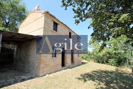 Foto Rustico in STRADA PROVINCIALE 58, Carassai di 125 m² con 5 locali