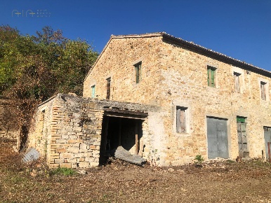 Foto Rustico in C.da Monteradaldo, Santa Vittoria in Matenano di 300 m²