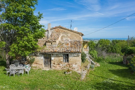 Foto Rustico in Via Meleto, Saludecio di 230 m² con 11 locali in vendita