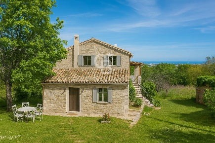 Foto Rustico in Via Meleto, Saludecio di 230 m² con 11 locali in vendita