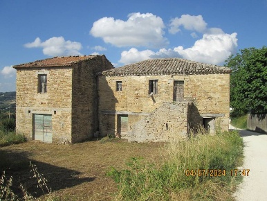 Foto Rustico in Via Moricozzi, Apiro di 290 m² con 9 locali in vendita