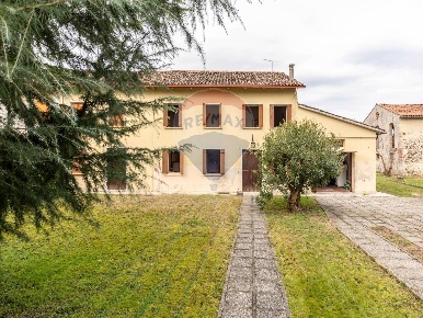 Foto Rustico a Santa Lucia di Piave Centro di 639 m² con 8 locali