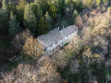 Foto Rustico in BORGO TUFICO, Fabriano di 477 m² con 25 locali in vendita