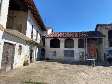 Foto Rustico in Via La Loggia, Carignano Brassi di 480 m² con 9 locali