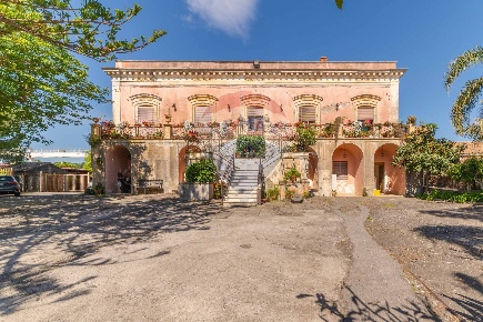 Foto Rustico in VIA SAN MATTEO, Giarre Centro di 630 m² con 25 locali