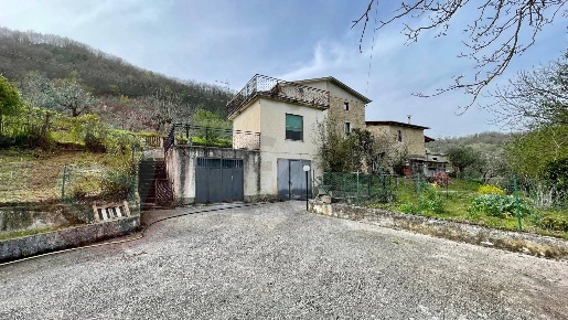 Foto Rustico in Via Vallecontieri, Santopadre di 187 m² con 7 locali