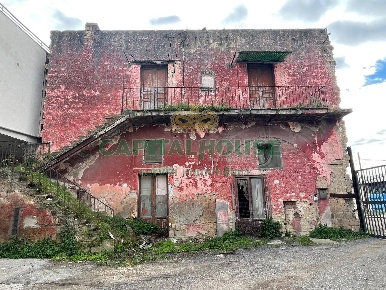 Foto Rustico a Pomigliano d'Arco Centro di 180 m² con 6 locali in vendita