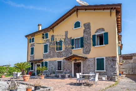 Foto Rustico in Via Rodolfa, Valeggio sul Mincio di 386 m² con 12 locali
