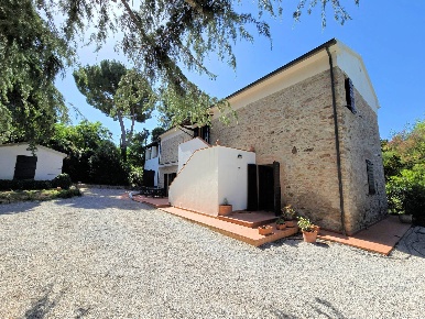 Foto Rustico a Campiglia Marittima Venturina di 280 m² con 9 locali