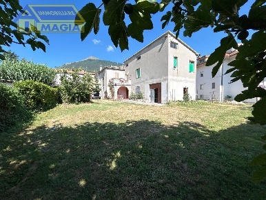 Foto Rustico a Civitella del Tronto di 192 m² con 9 locali in vendita
