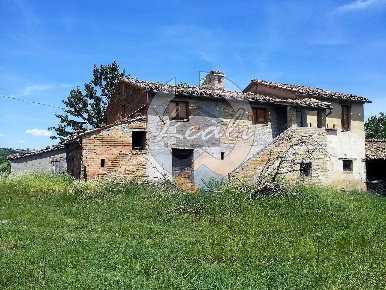 Foto Rustico in C.DA PATERNO, Tolentino di 573 m² con 10 locali in vendita