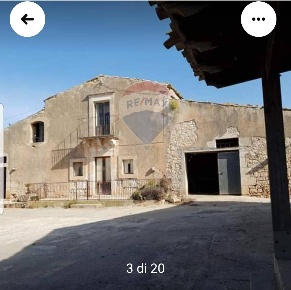 Foto Rustico in contrada Scorrione Santa Rosalia, Modica Zappulla di 205 m²