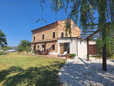 Foto Rustico a Montappone Centro di 320 m² con 7 locali in vendita