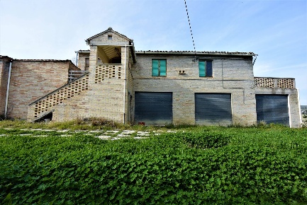 Foto Rustico a Fermo di 350 m² con 8 locali in vendita