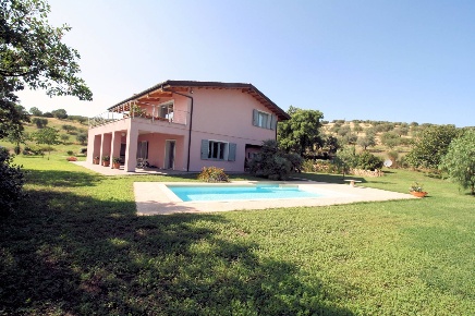 Foto Rustico a Massa Marittima Centro di 320 m² con 10 locali in vendita