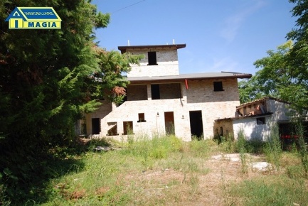 Foto Rustico a Castel di Lama di 370 m² con 5 locali in vendita